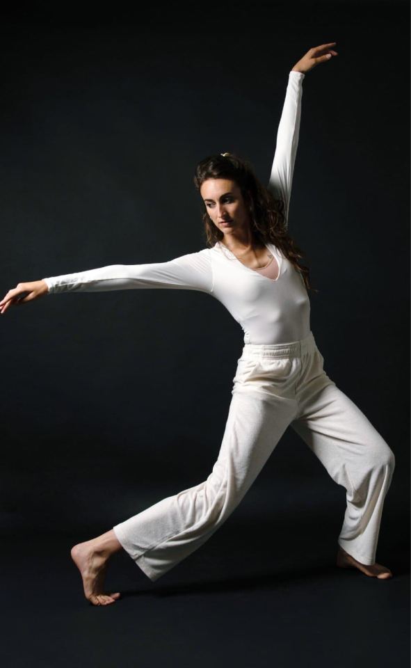 femme qui danse dans une tenue blanche