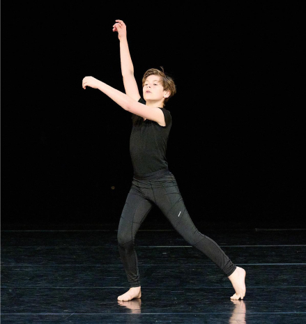 garçon qui danse à Gravigny près d'Évreux dans l'Eure 27